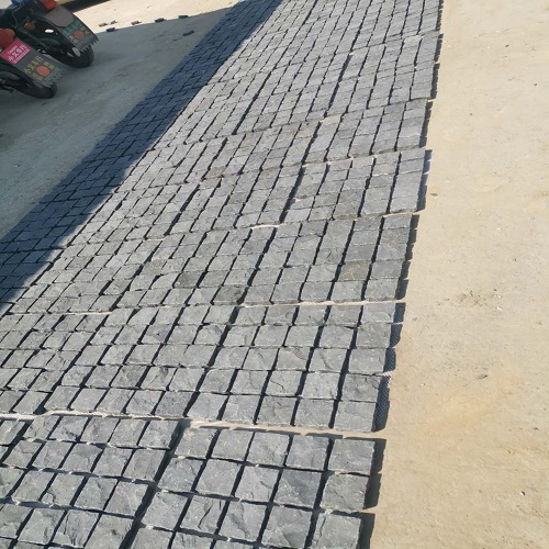 natural split basalte cobbles 2.jpg